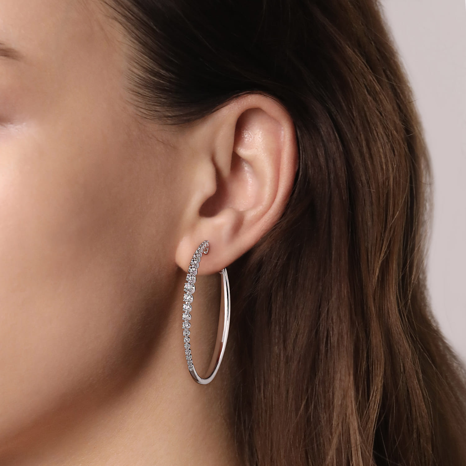 14K White Gold 50mm Diamond Classic Oval Hoop Earrings - 1.25 ct - Shot 2