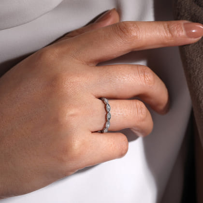 14K White Gold Diamond Bujukan Marquise Station Ring