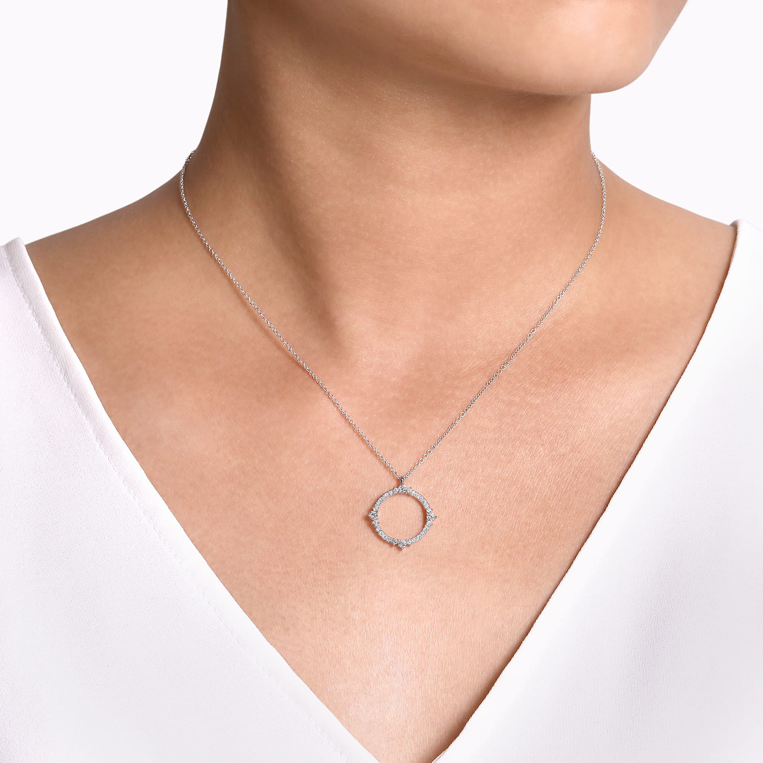 14K White Gold Diamond Circle Pendant Necklace