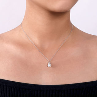 14K-White-Gold-Diamond-and-Pearl-Pendant-Necklace3