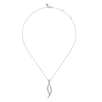 14K White Gold Graduating Diamond Pendant Necklace