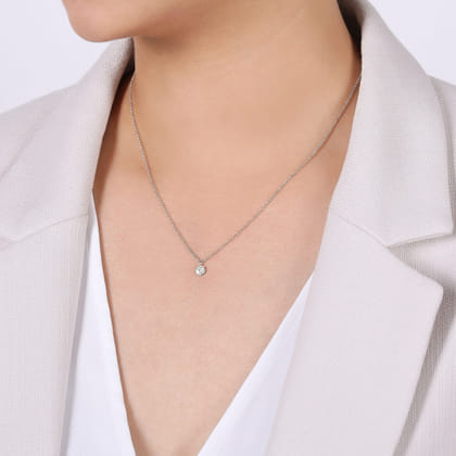 14K White Gold Round Diamond Cluster Pendant Necklace