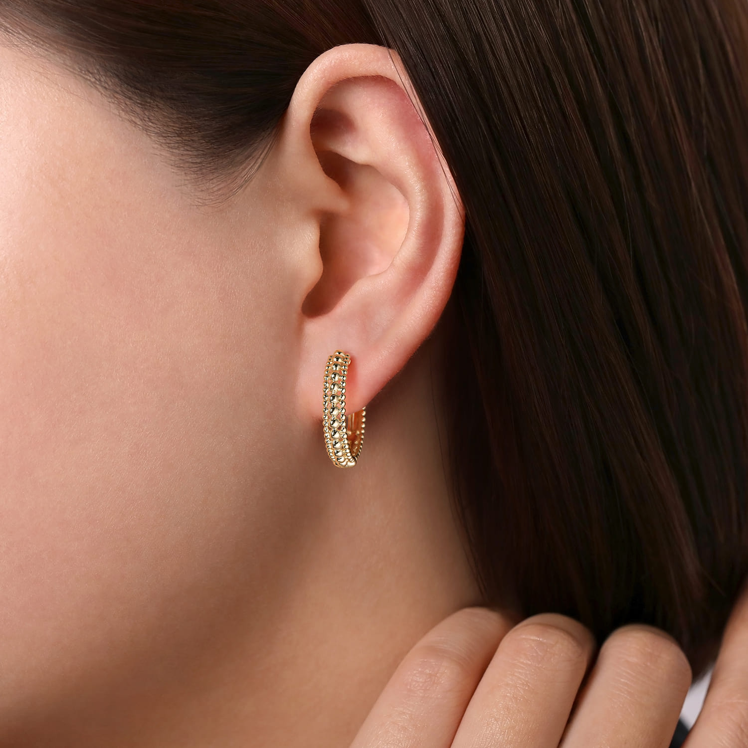 14K Yellow Gold 20mm Bujukan Classic Hoop Earrings - Shot 2