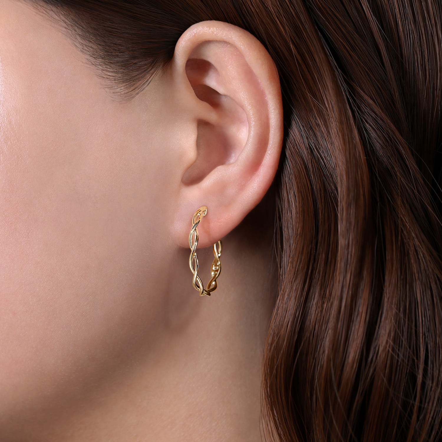 14K Yellow Gold 25mm Twisted Classic Round Hoop Earrings - Shot 2