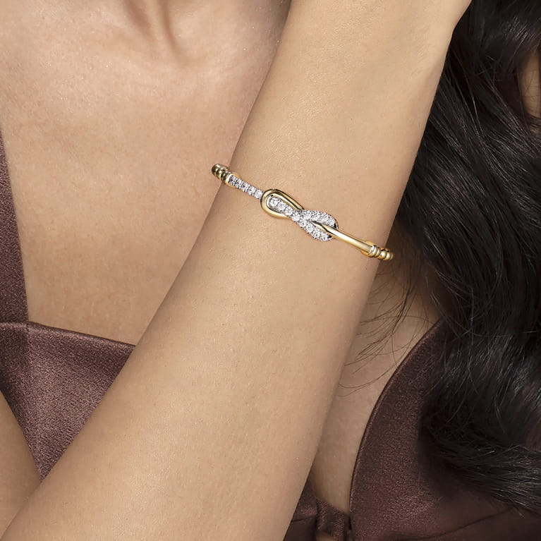 14K Yellow Gold Bujukan Diamond Interlock Split Bangle Bracelet - 1.05 ct - Shot 4