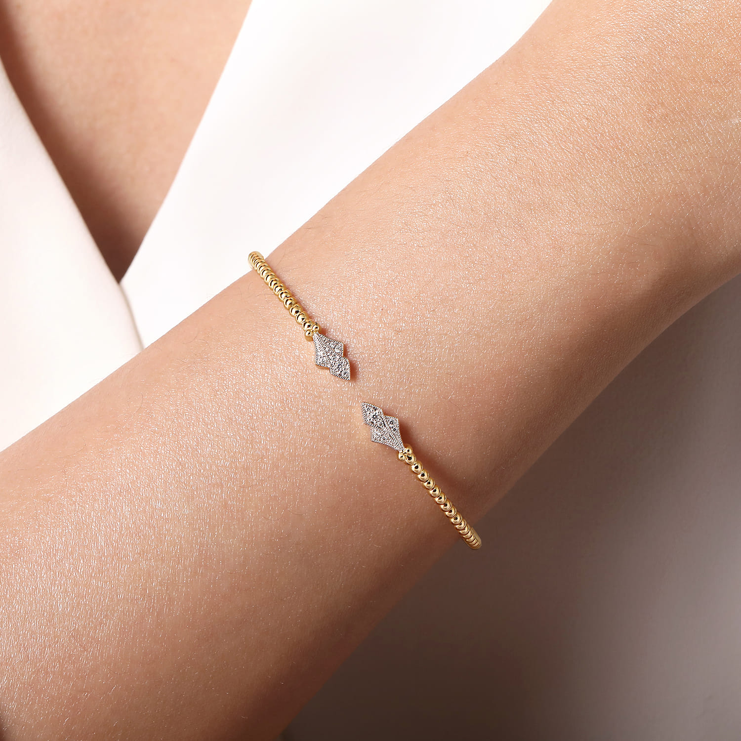 14K Yellow Gold Bujukan Diamond Split Cuff - 0.12 ct - Shot 4