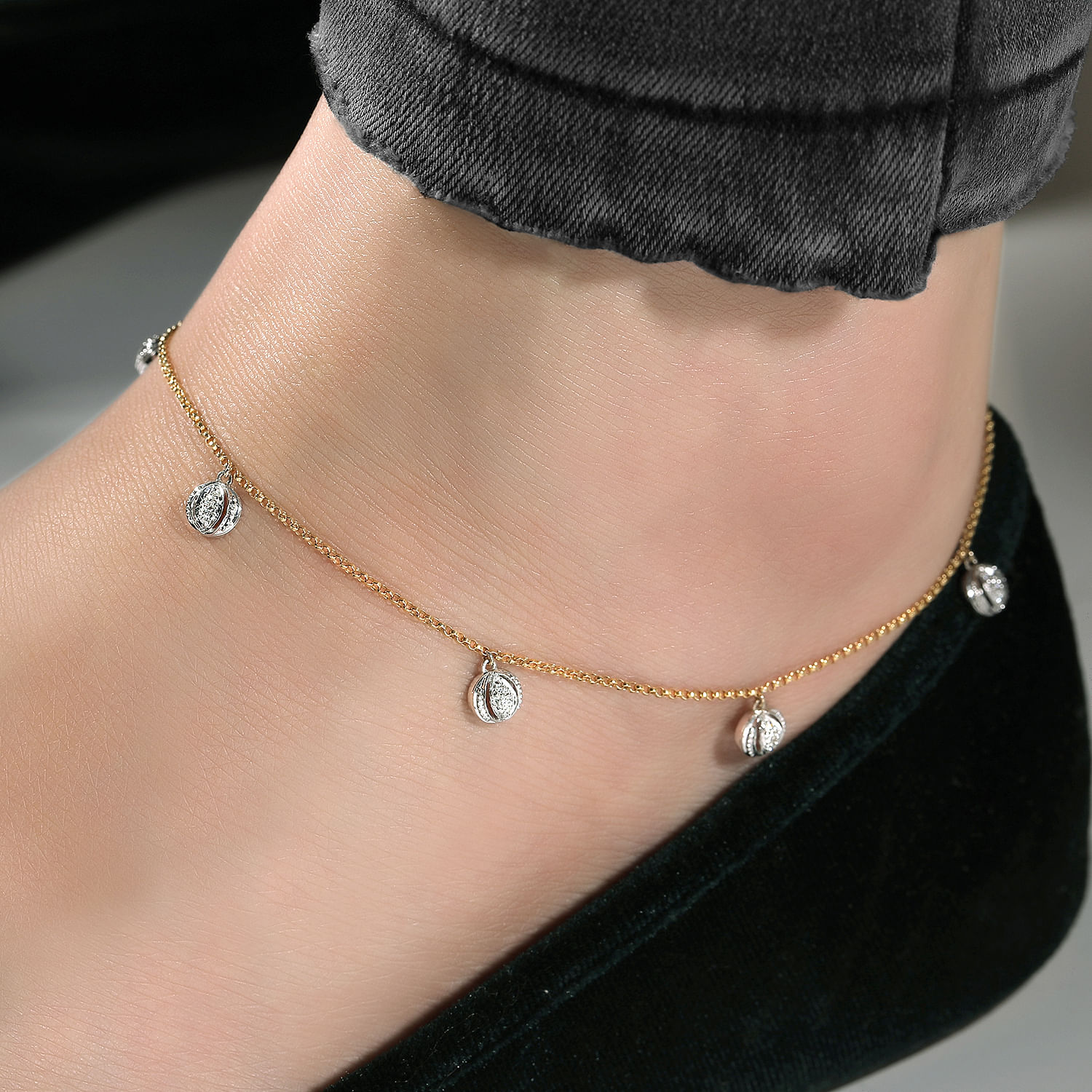 14K Yellow Gold Chain Ankle Bracelet with Round White Gold Diamond Drops - 0.13 ct - Shot 3