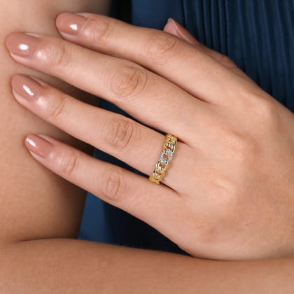 14K Yellow Gold Chain Link Ring Band with Pave Diamond Station