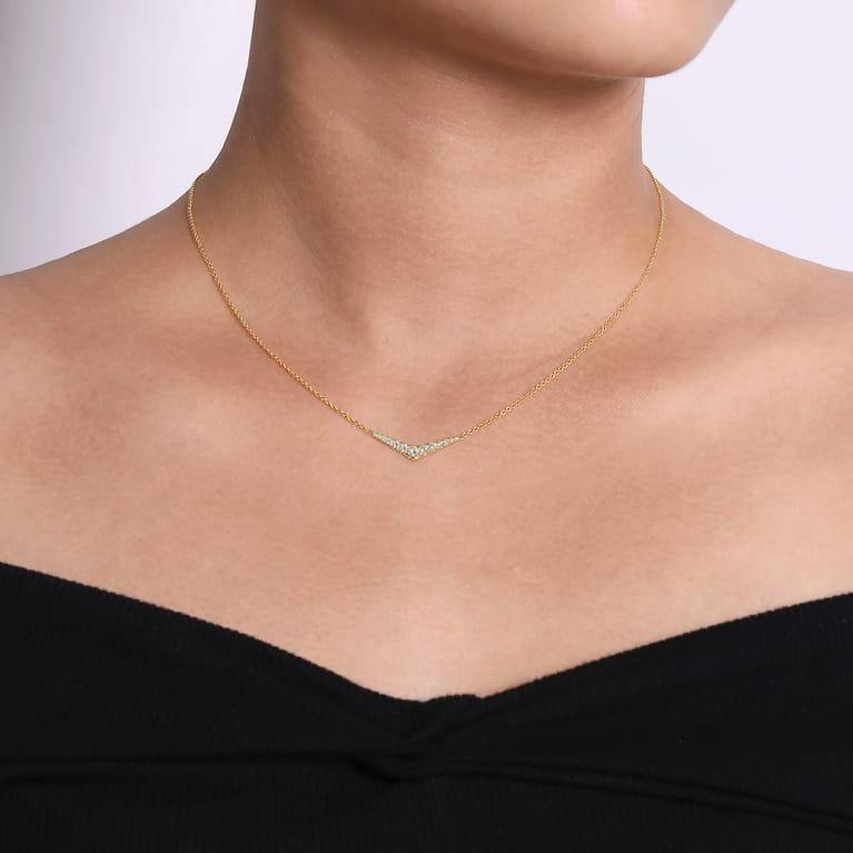 14K Yellow Gold Curved Diamond Bar Necklace - 0.35 ct - Shot 3
