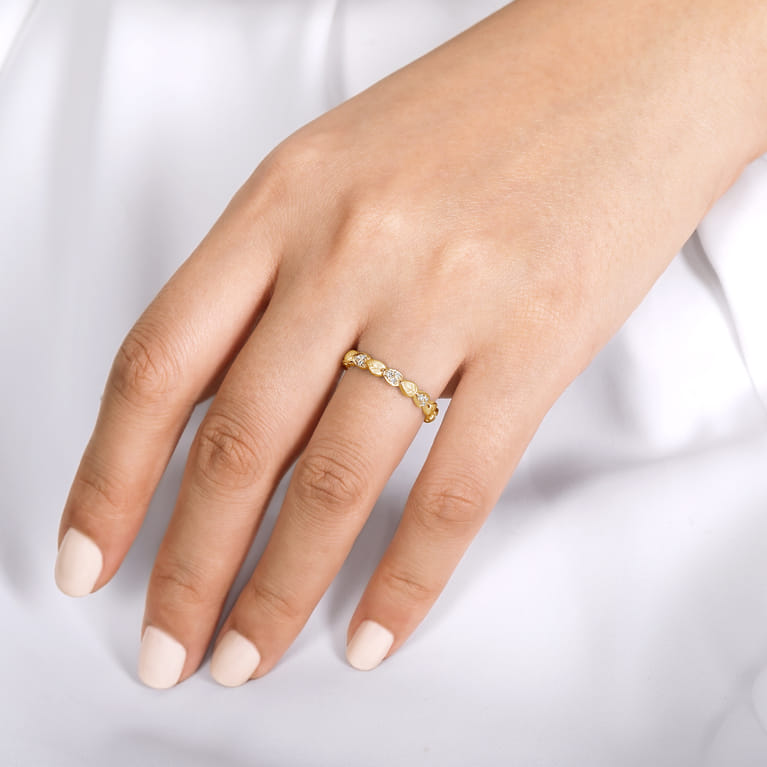 14K Yellow Gold Delicate Leaf Diamond Stackable Ring - 0.09 ct - Shot 5
