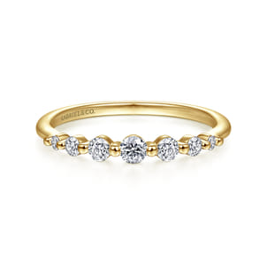 14K Yellow Gold Graduating Single Prong Diamond Band Ring