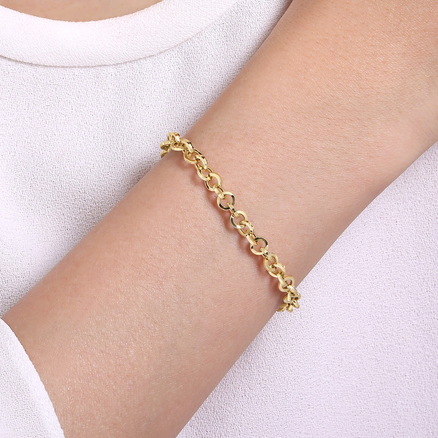 14K Yellow Gold Hollow Link Chain Bracelet - Shot 3