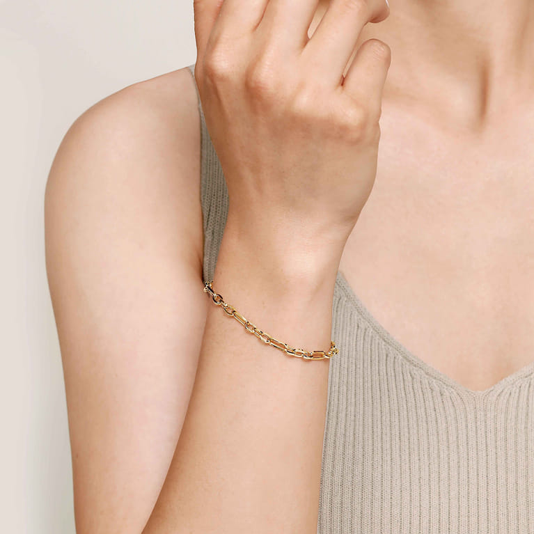 14K Yellow Gold Hollow Link Chain Bracelet - Shot 3
