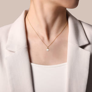 14K Yellow Gold Pearl Bujukan Drop Pendant Necklace