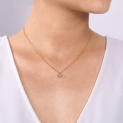 14K Yellow Gold Round Diamond Pave Cluster Pendant Necklace with Twisted Rope Frame