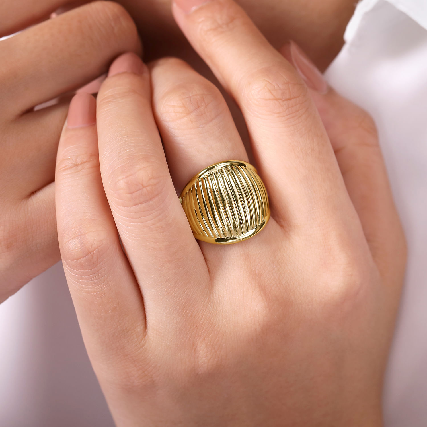 14K Yellow Gold Vertical Line Cigar Puff Band - Shot 4