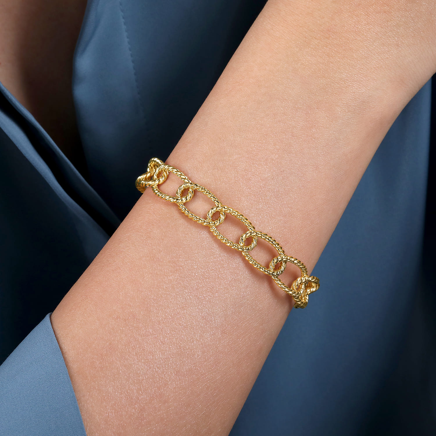 14K Yellow Plain Gold Twisted Rope Link Bangle - Shot 4