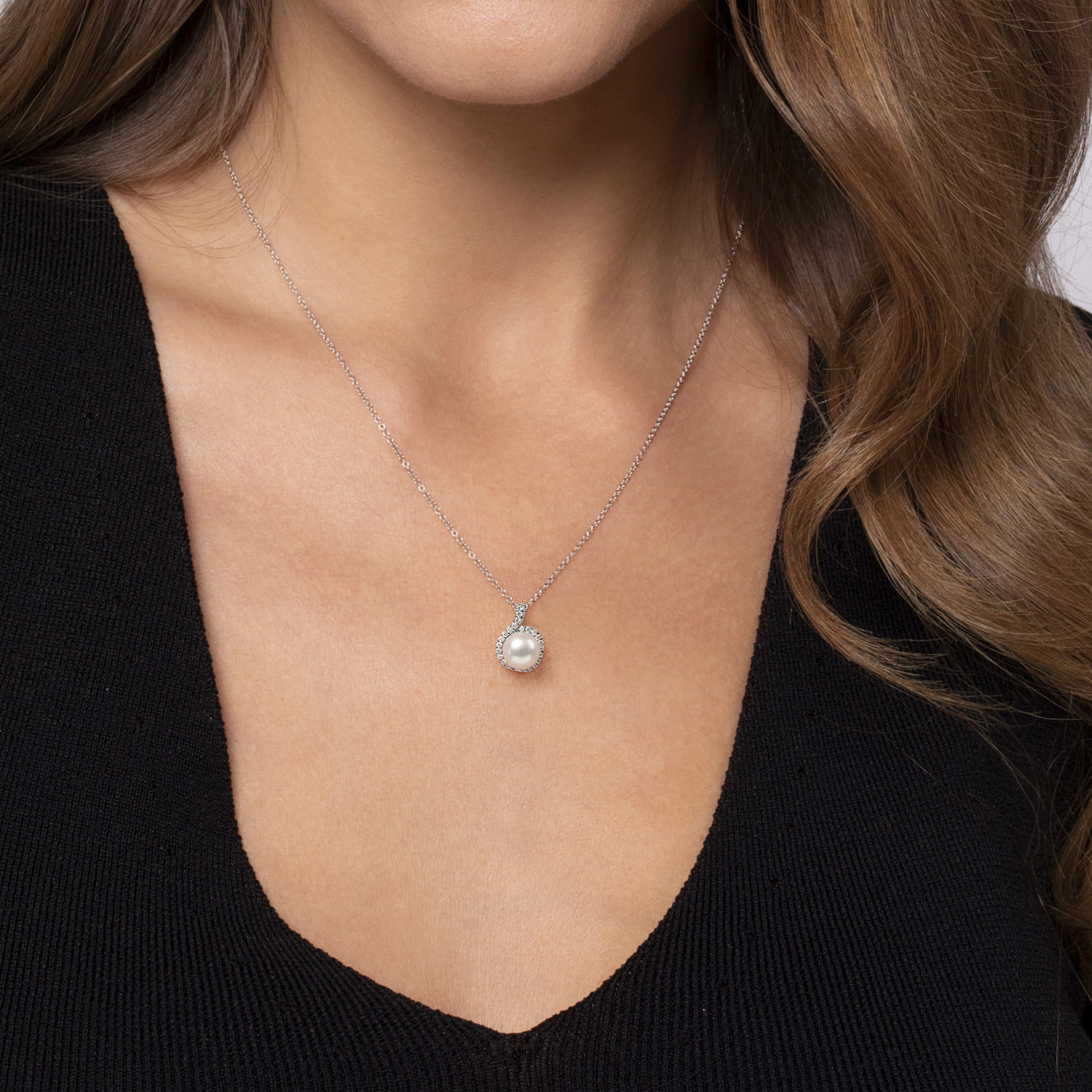 18 inch 14K White Gold Round Cultured Pearl and Diamond Halo Pendant Necklace - 0.14 ct - Shot 3