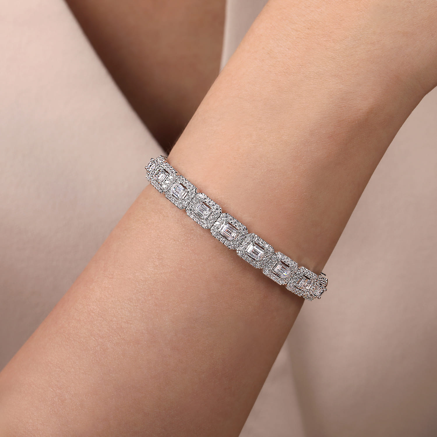 18K White Gold Diamond Bangle - 4.5 ct - Shot 4