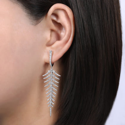 18K White Gold Diamond Fishbone Linear Huggies