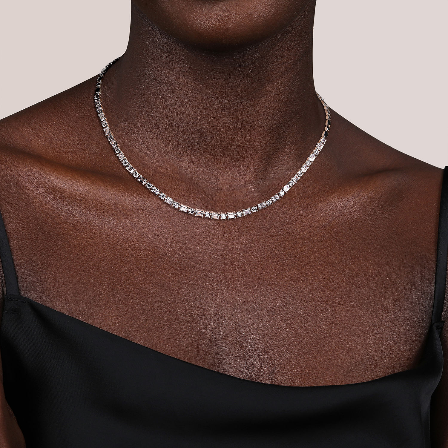 18K White Gold Emerald and Round Diamond Tennis Necklace - 7.5 ct - Shot 3