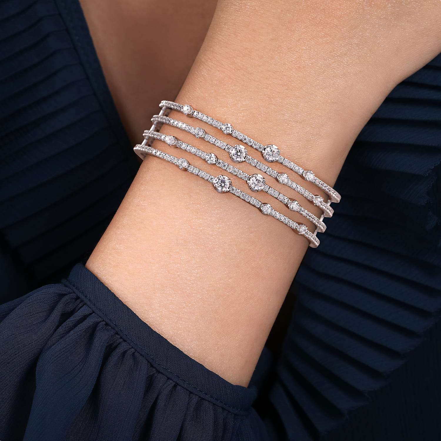 18K White Gold Four Row Diamond Bangle - 4.45 ct - Shot 4