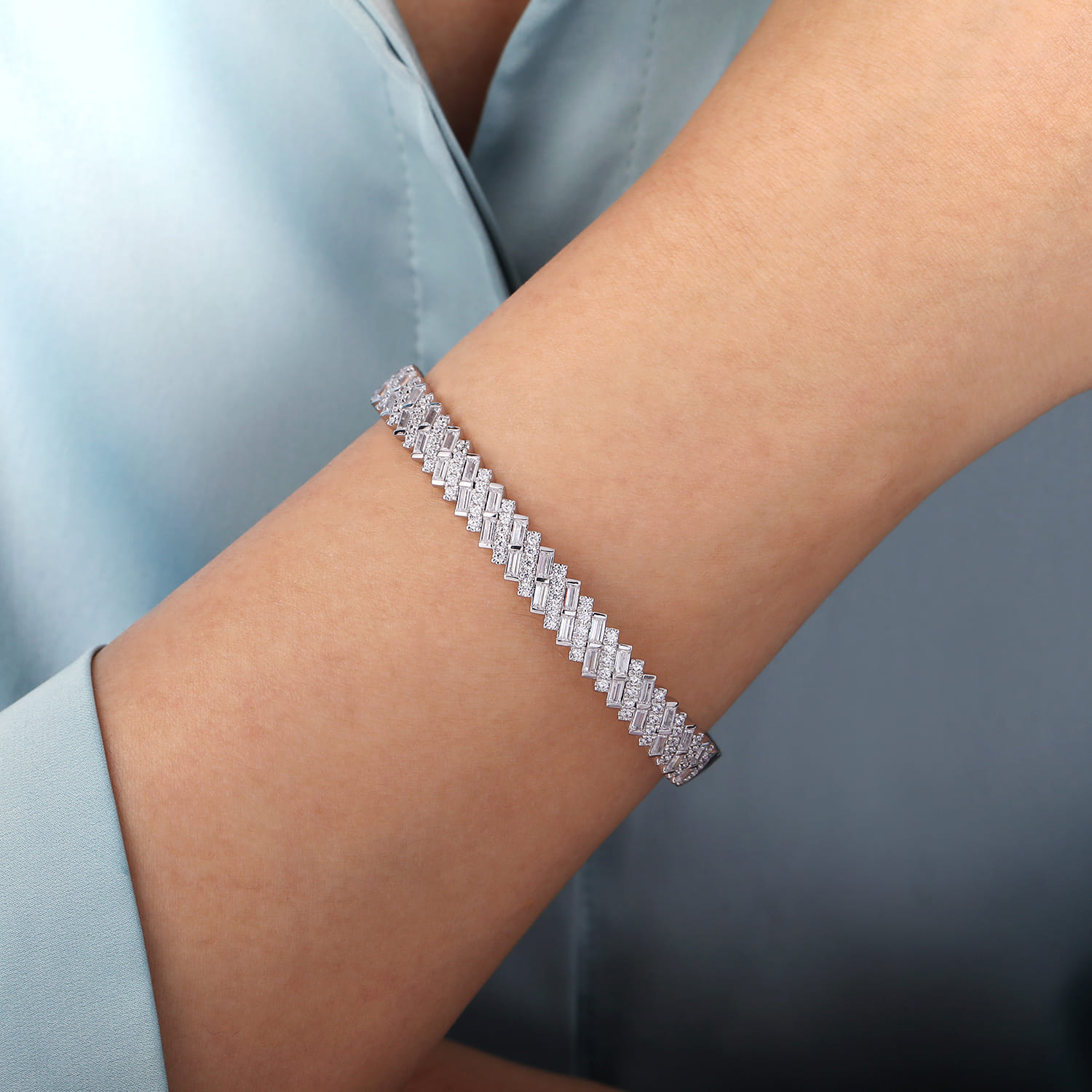 18K White Gold Round and Baguette Diamond Bangle Bracelet - 3.01 ct - Shot 4