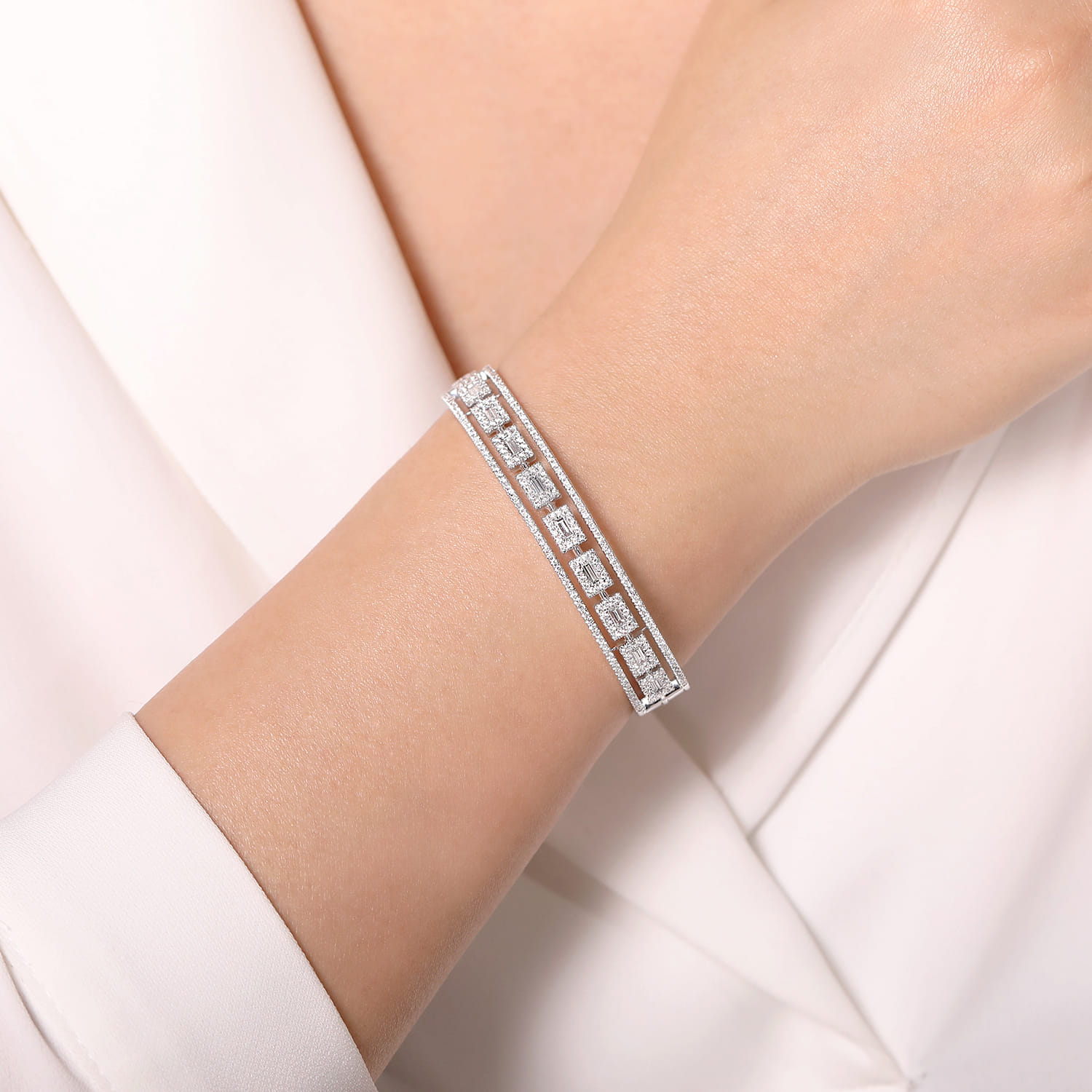18K White Gold Round and Baguette Diamond Cuff Bracelet - 2.2 ct - Shot 4