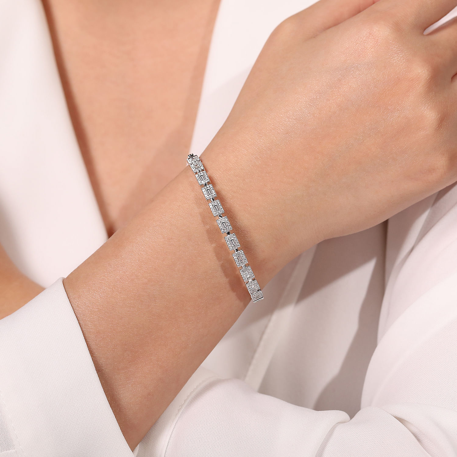 18K White Gold Round and Baguette Diamond Tennis Bracelet - 1.25 ct - Shot 4