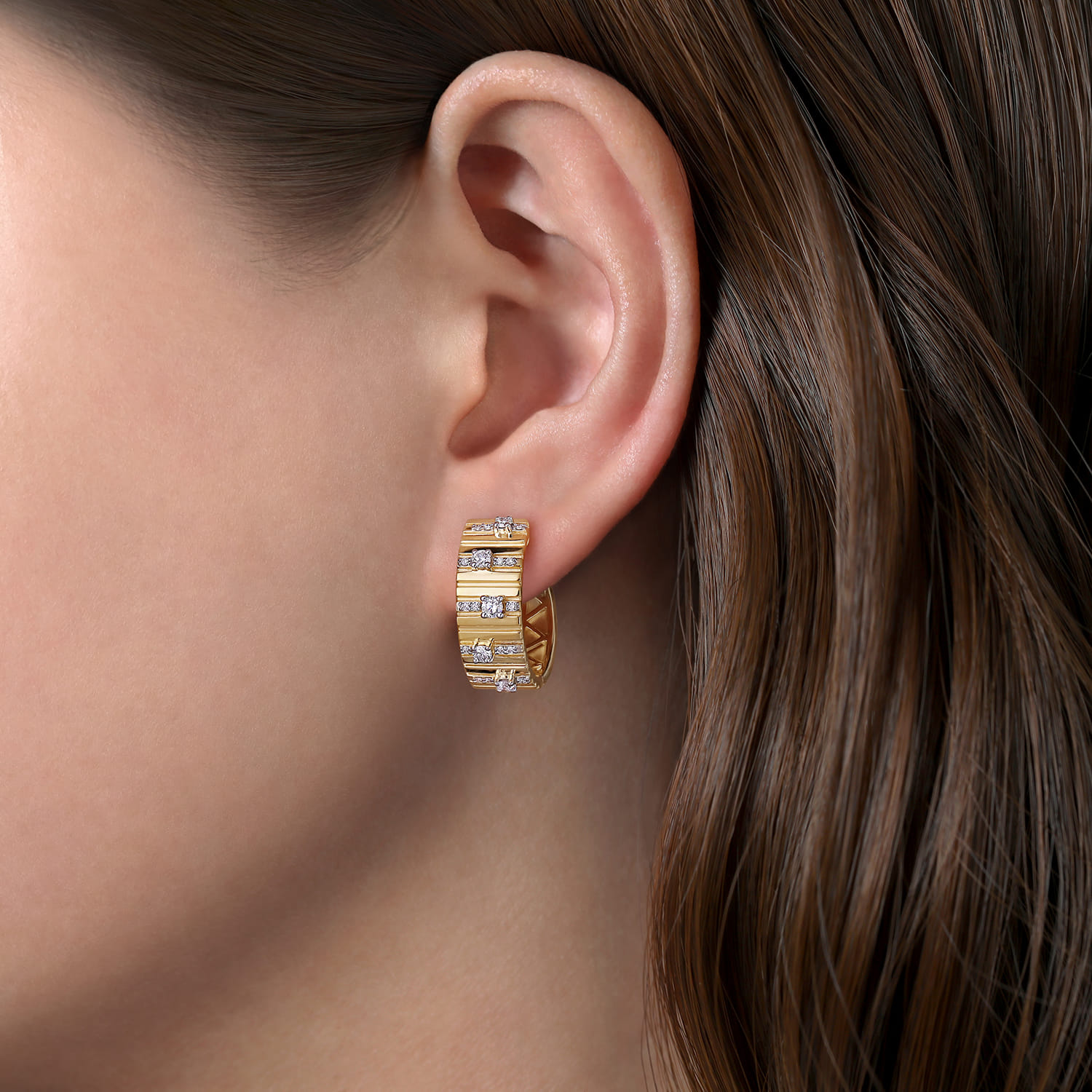 18K Yellow Gold 20mm Contemporary Diamond Station Classic Hoop Earrings - 0.6 ct - Shot 2