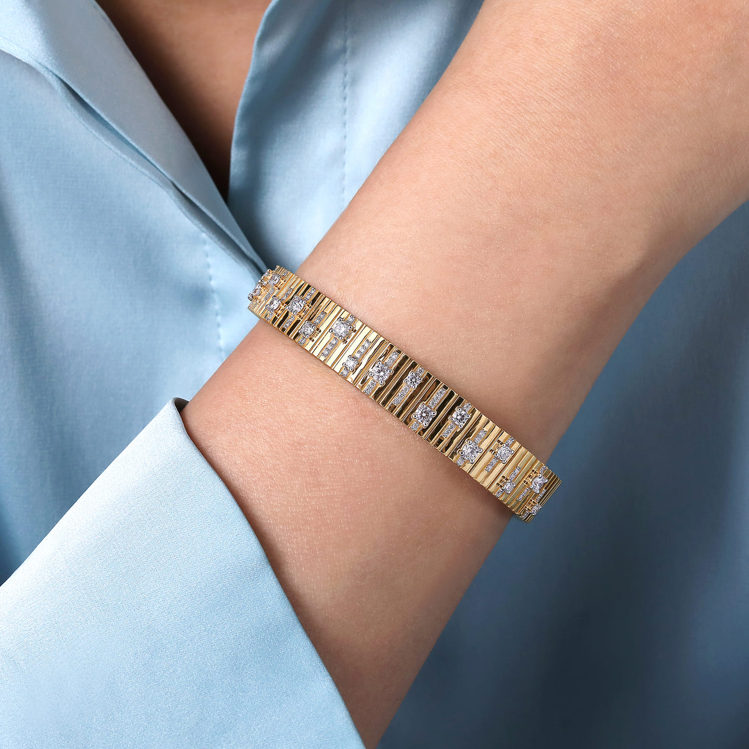 18K Yellow Gold Contemporary Diamond Station Bangle - 1.5 ct - Shot 4