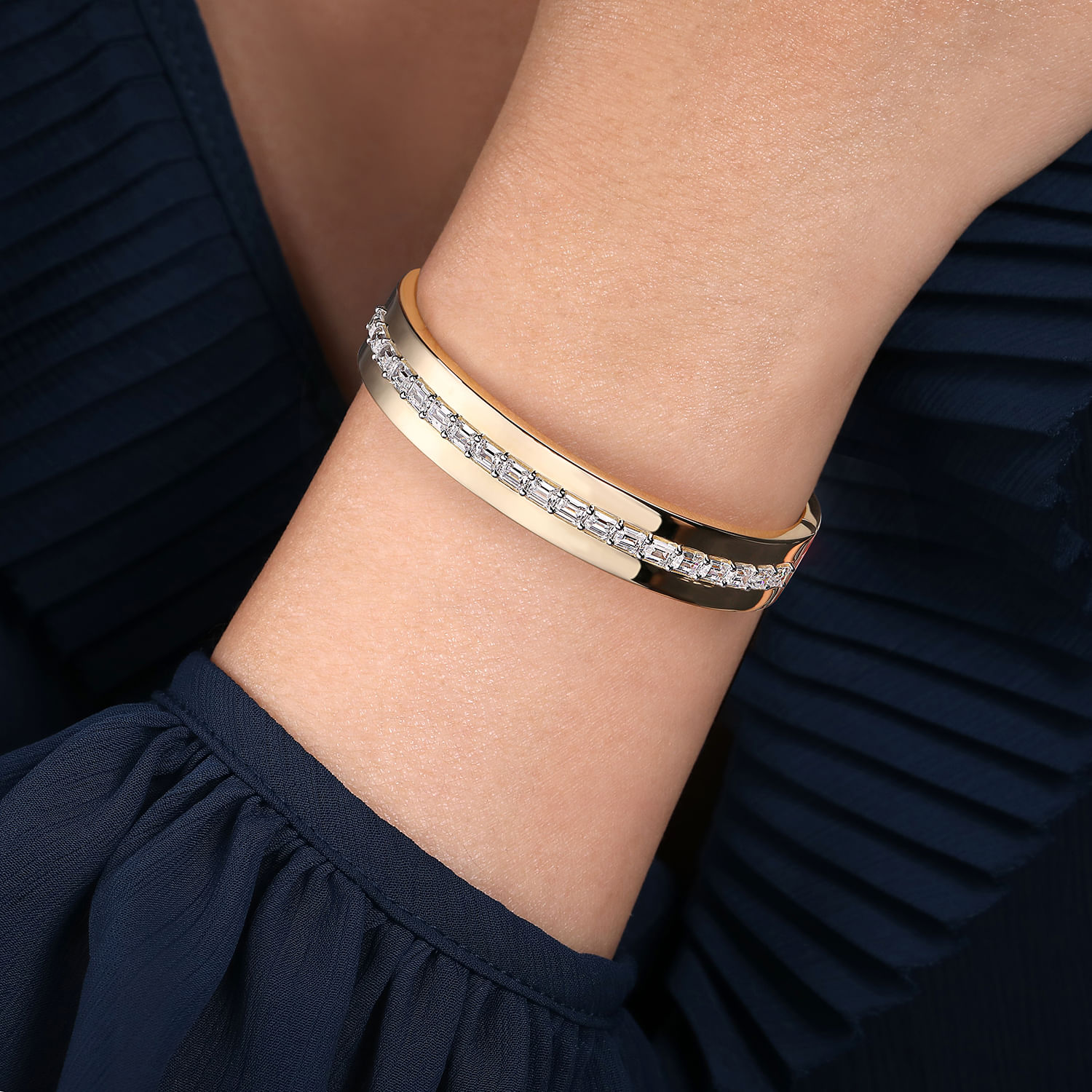 18K Yellow Gold Diamond Bangle - 4.75 ct - Shot 4