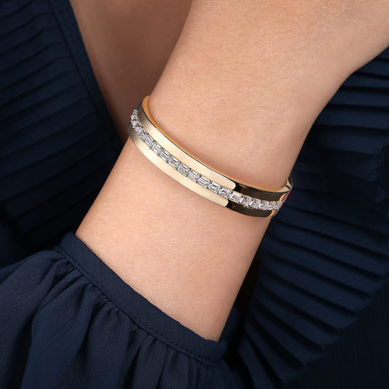 18K Yellow Gold Diamond Bangle - 4.75 ct - Shot 4