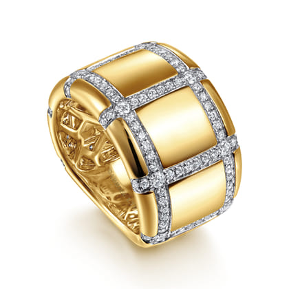 18K Yellow Gold Wide Band Ring with Checkered Diamond Pattern