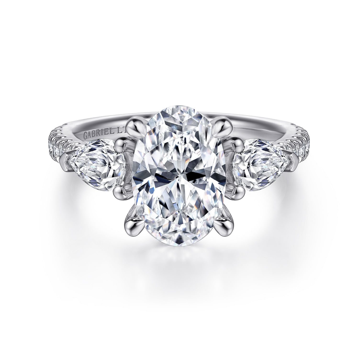 ガブリエラ　UR Oval 3 Stone Ring in 18k White Gold | Gabriel & Co