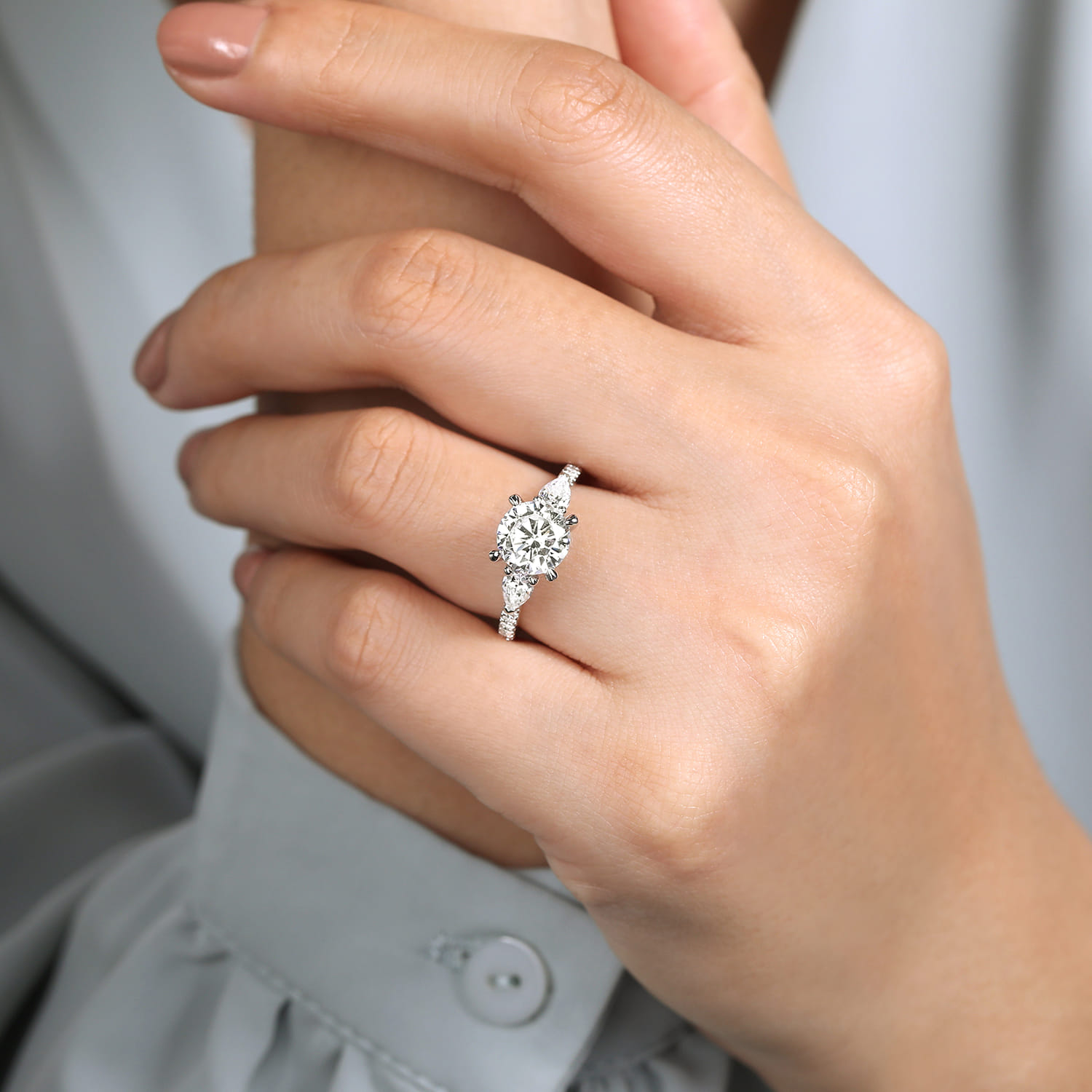 Holloway - 18K White Gold Round 3 Stone Diamond Engagement Ring - 0.97 ct - Shot 6