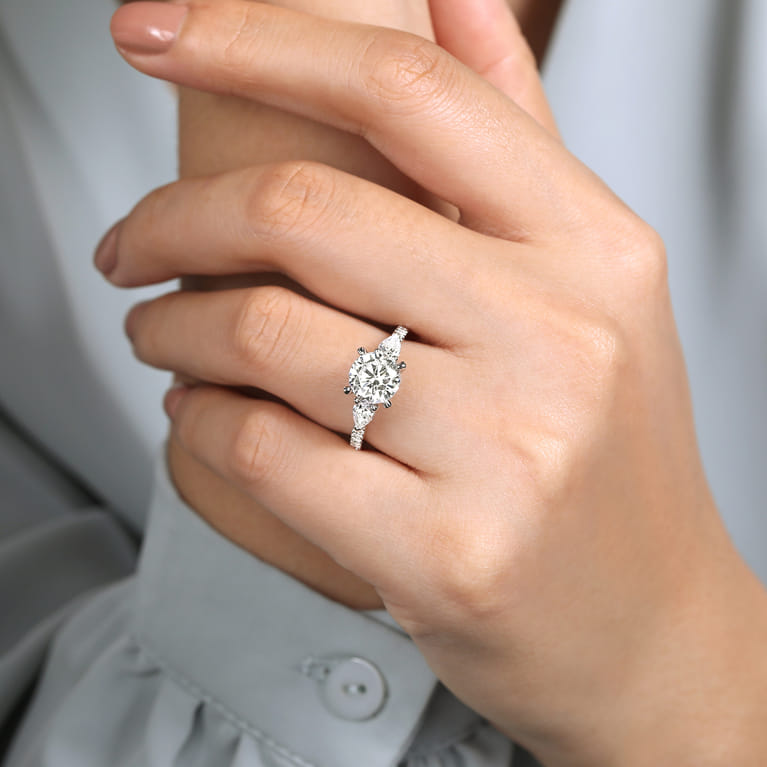 Holloway - 18K White Gold Round 3 Stone Diamond Engagement Ring - 0.97 ct - Shot 6