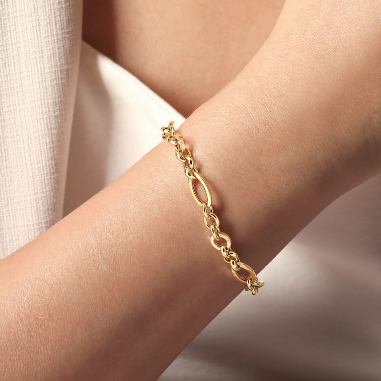 7 inch 14K Yellow Gold Hollow Figaro Link Chain Bracelet - Shot 4