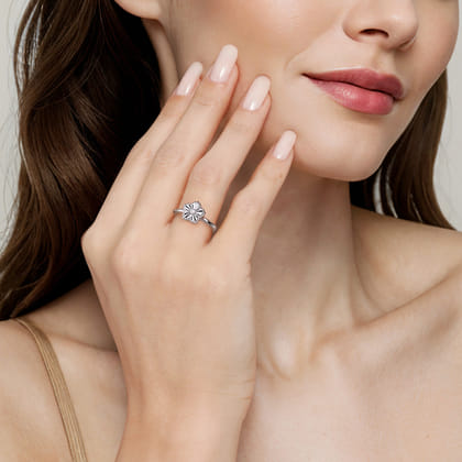 925 Serling Silver Diamond Bujukan Frame Flower Diamond Cut Ladies Ring