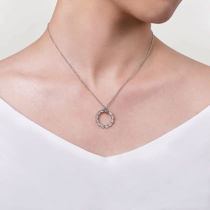 925 Sterling Silver Stronger Together Round Pendant Necklace