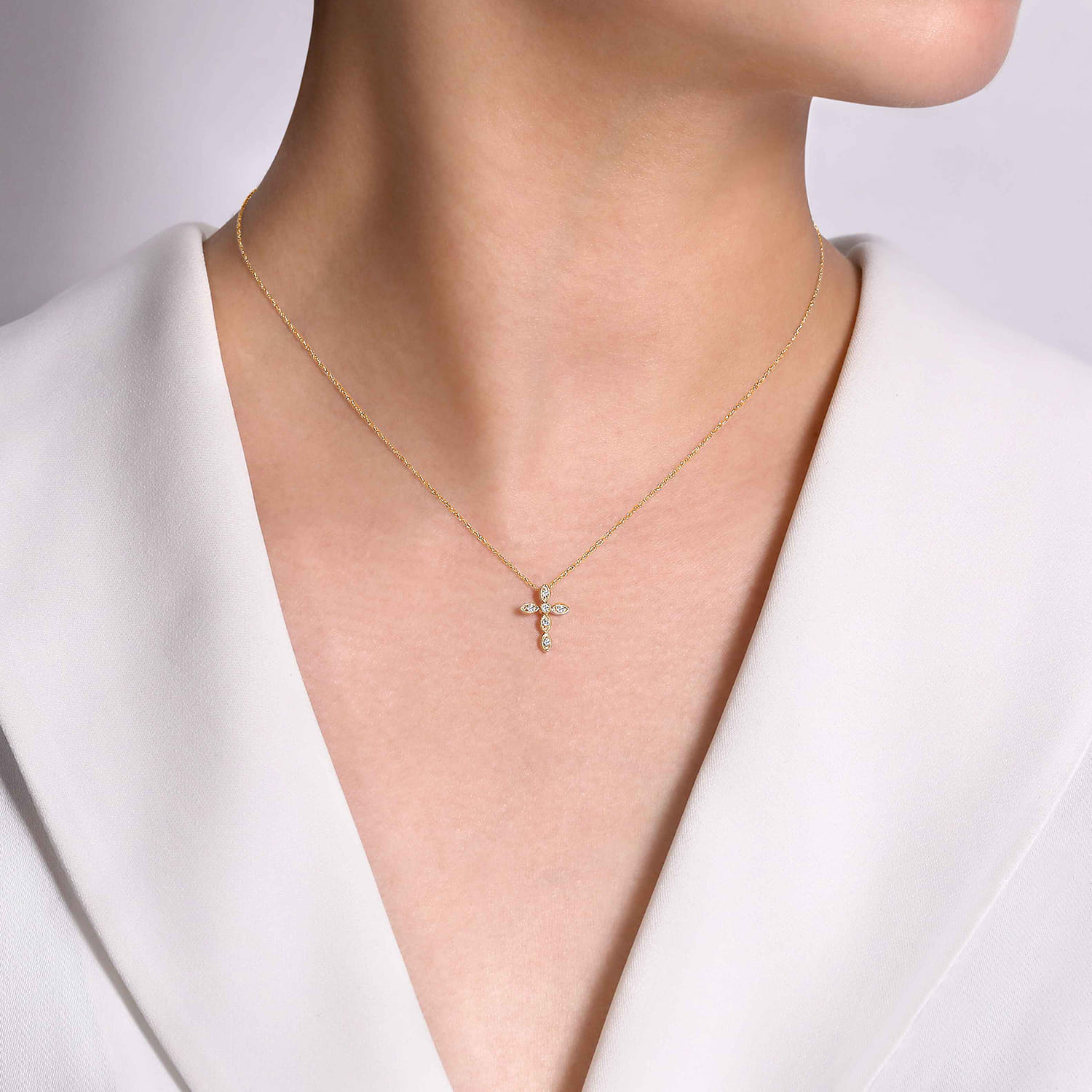 Cross Necklace 14K Yellow Gold Diamond 0.09ct - 0.09 ct - Shot 3