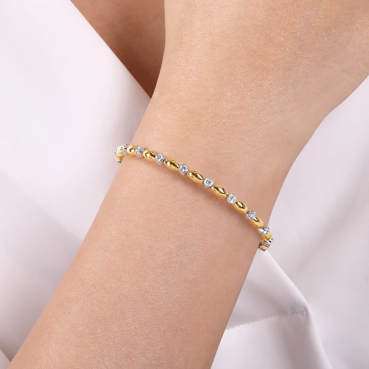 Demure - 14K White-Yellow Gold Diamond Bangle - 0.45 ct - Shot 4