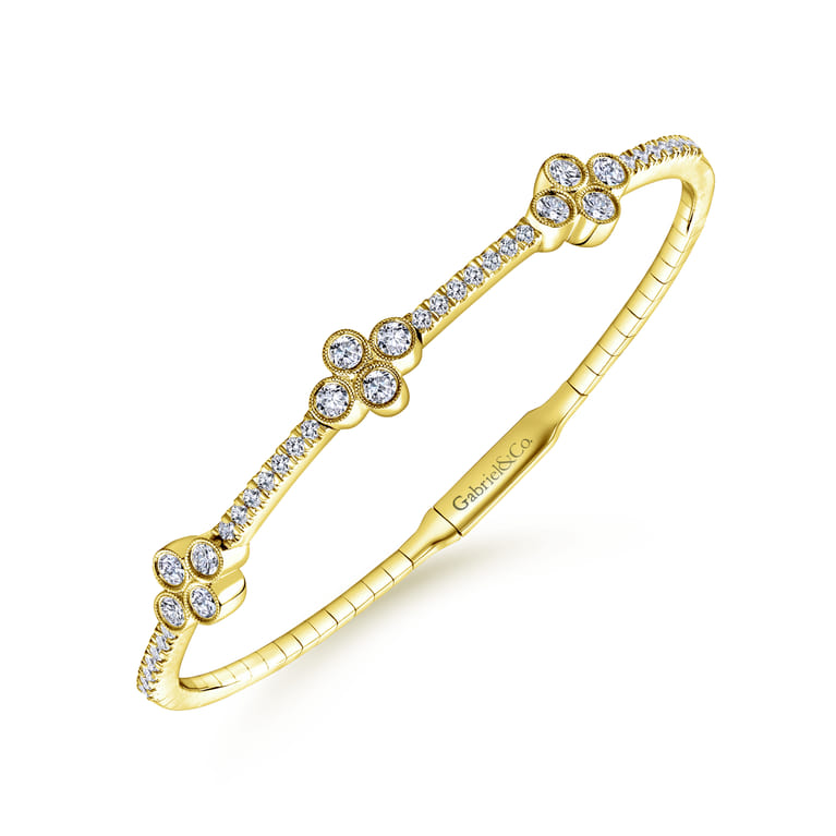 Demure - 14K Yellow Gold Bangle with Quatrefoil Diamond Stations - 1 ct - Shot 2