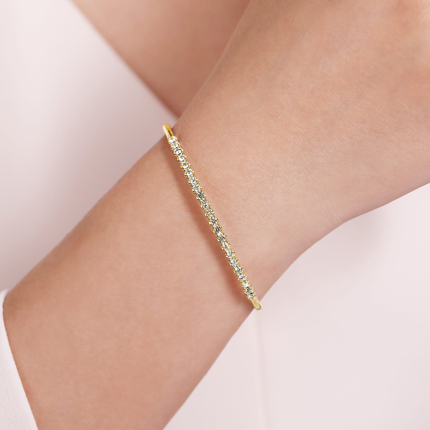 Demure - 14K Yellow Gold Diamond Bangle - 1 ct - Shot 4