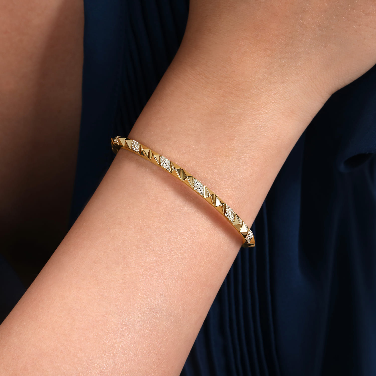 Demure - 14K Yellow Gold Diamond Bangle - 0.45 ct - Shot 4