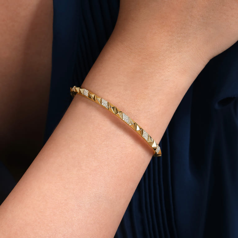 Demure - 14K Yellow Gold Diamond Bangle - 0.45 ct - Shot 4