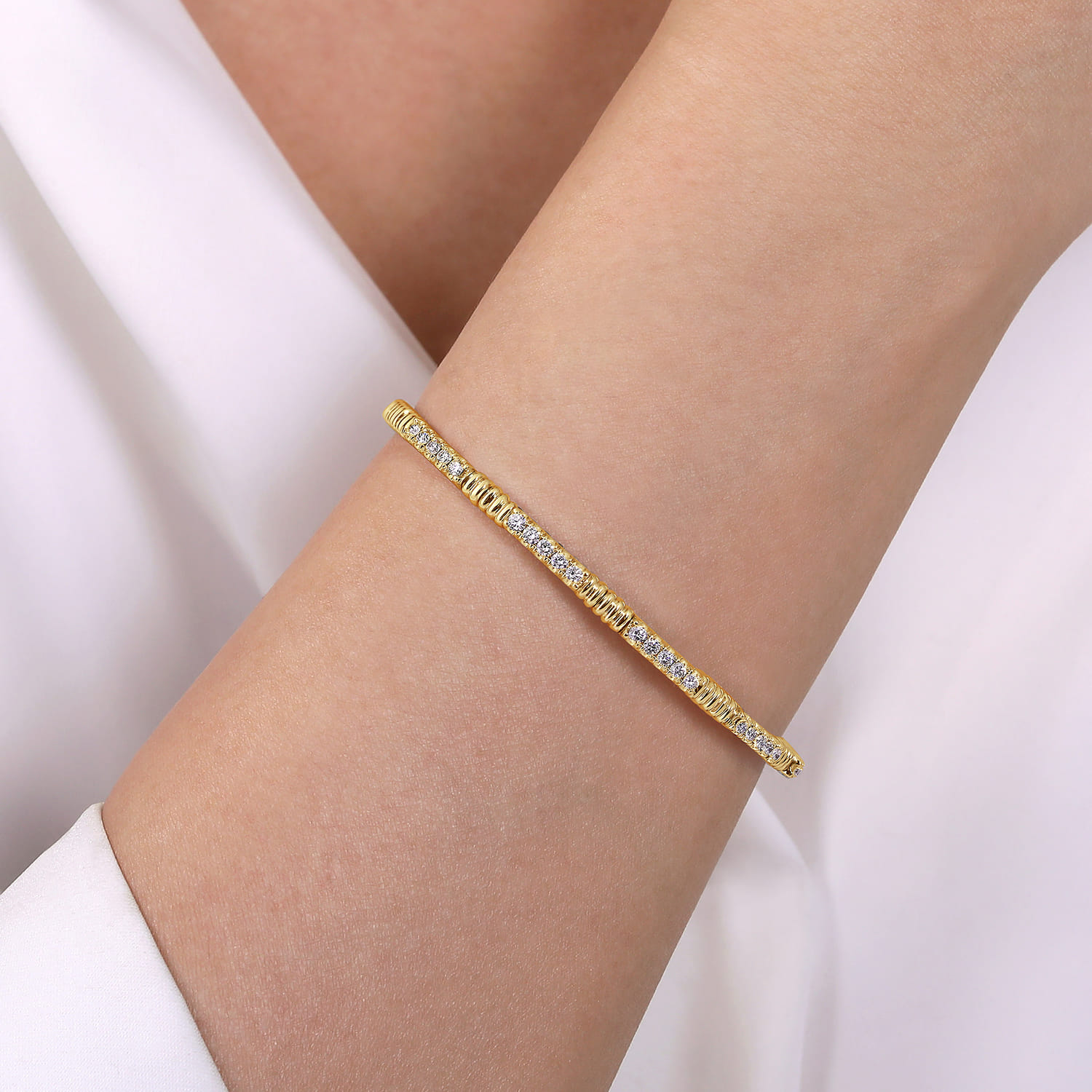 Demure - 14K Yellow Gold Diamond Bangle - 0.85 ct - Shot 4