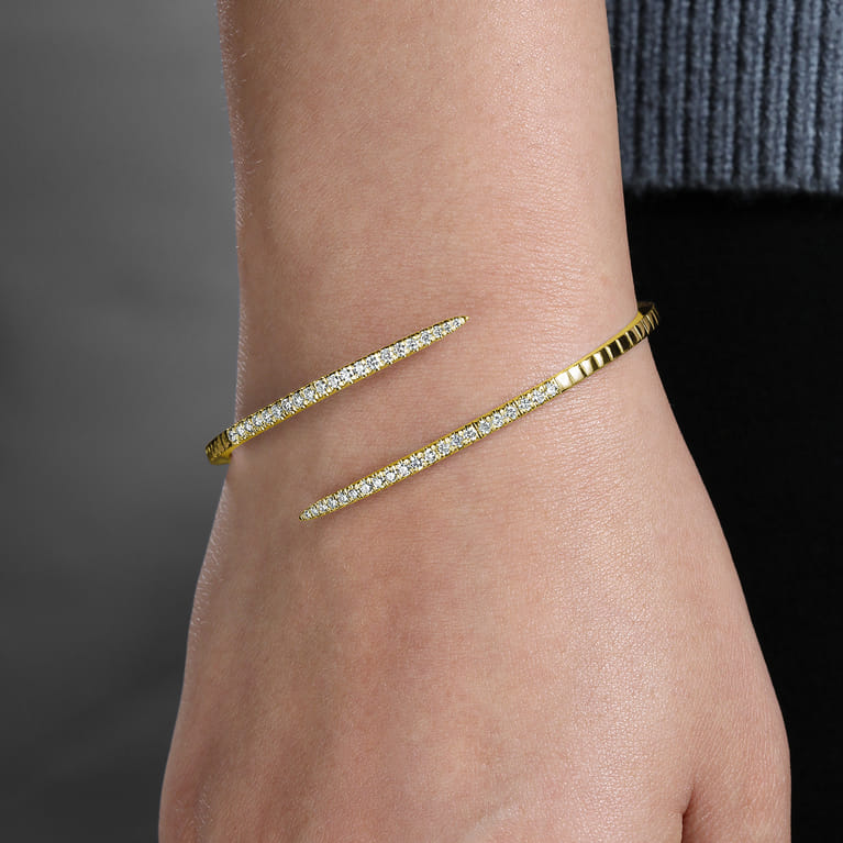 Demure - 14K Yellow Gold Split Bypass Diamond Bangle - 0.9 ct - Shot 4