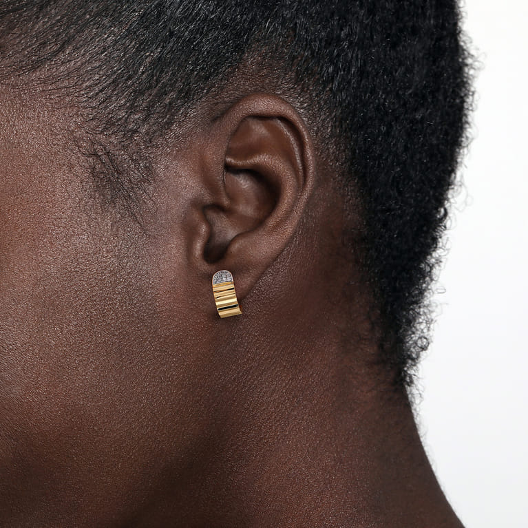 Diamond Cut - 14K Yellow Gold Diamond J Stud in size 15mm With J-Back and Diamond Cut Texture - 0.2 ct - Shot 2