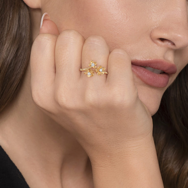 Floral - 14K Yellow Gold Engraved Floral Diamond Ring - 0.05 ct - Shot 4